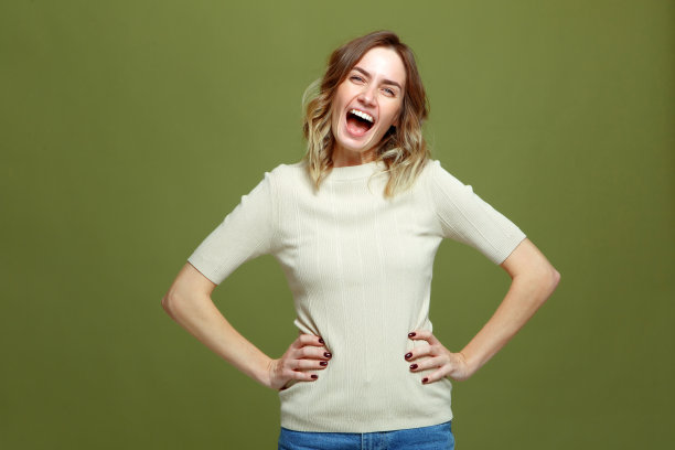 激动情绪的年轻女子尖叫或笑着幽默的笑话，有乐趣的感觉喜悦。大的销售,折扣图片下载