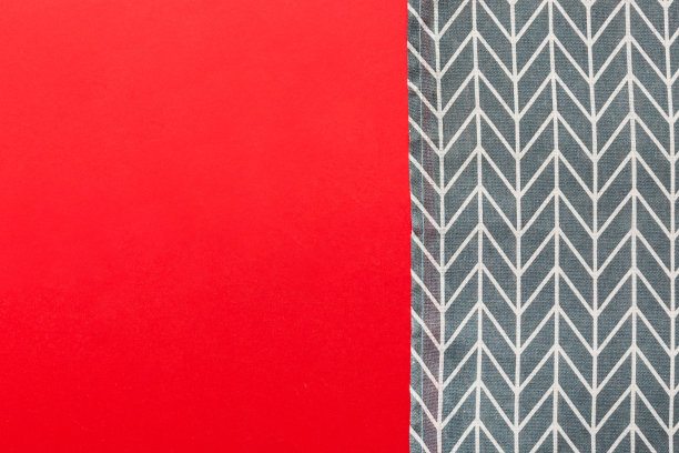 顶视图与蓝色厨房餐巾隔离在桌子背景。折叠布料与复制空间的模型，平铺。最小的风格图片下载