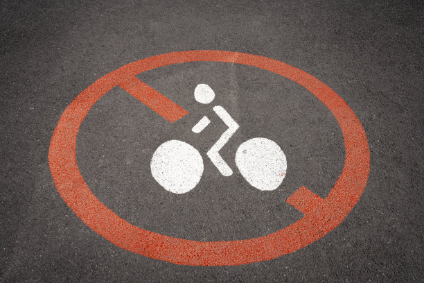 奥伯奈，法国——2023年6月23日:一个红白相间的自行车道路标志，上面有一个骑自行车的男人和一个红色的禁止圈图片下载