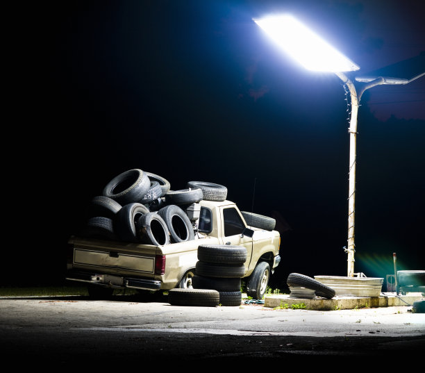 汽车修理店抛锚的卡车图片下载