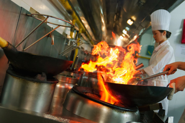 餐厅后厨大厨炒菜图片下载