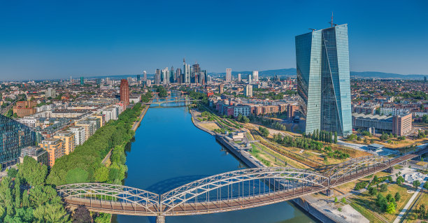 广角无人机拍摄的日出德国城市法兰克福全景图图片下载