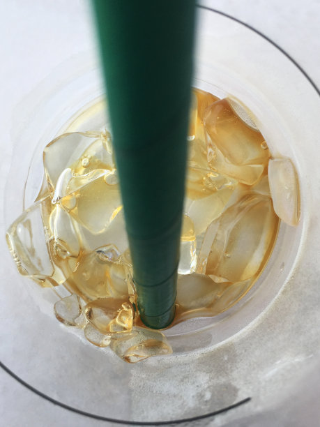 冰块和吸管在塑料冰咖啡杯图片下载