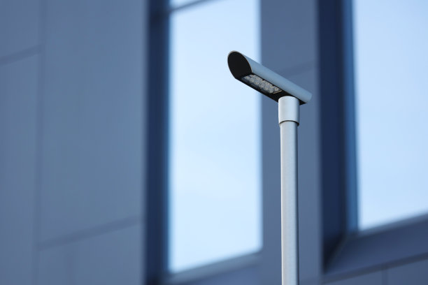 现代LED路灯在城市办公中心背景下的低角度视图。Led灯节省电能。路灯照明技术理念。世界能源效率日图片下载