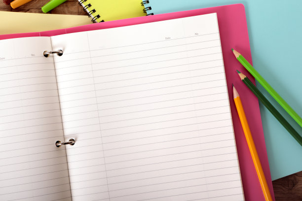 学生桌子上有粉红色的项目文件夹图片下载