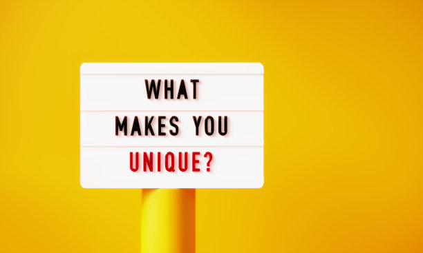 是什么让你独特的写白色灯箱在黄色讲台前黄色背景图片下载