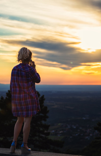 享受夕阳下的宁静时光图片下载