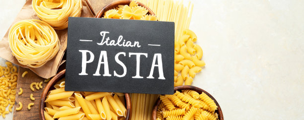 浅背景的意大利面食品种。图片下载