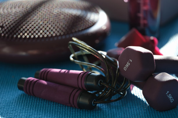 跳绳和哑铃，运动员集合锻炼图片下载