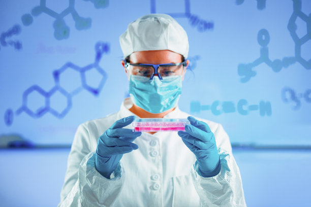 生命科学研究人员手持24孔板图片下载