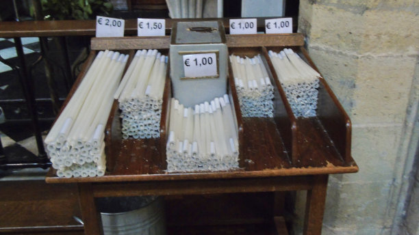 在中世纪的比利时根特市，在圣巴沃天主教大教堂的十字路口出售祈祷蜡烛。图片下载