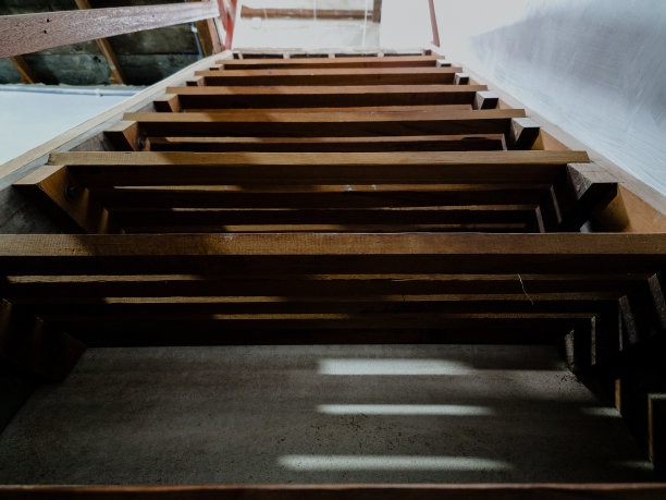 用铁木做的木楼梯这里的人叫它“卡尤乌林”图片下载