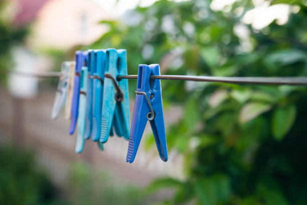 多色的衣夹在晒衣绳上。图片下载