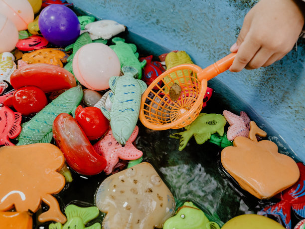 在水上用塑料做的钓鱼玩具图片下载