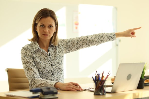 一个生气的女人用手指着要出去图片下载