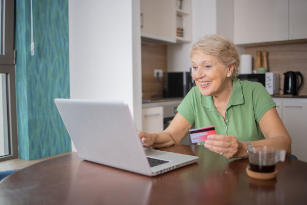 买家享受网上购物的便利图片下载