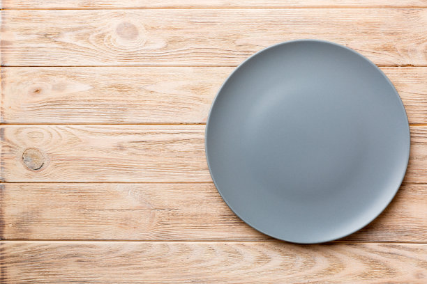 木制背景上的空灰色板的顶视图。为你的设计留出空间图片下载