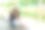 可爱的亚洲女孩长发坐在码头和放松在她的空闲时间在河边的周末微笑的脸一个乡村运河清澈的水图片下载