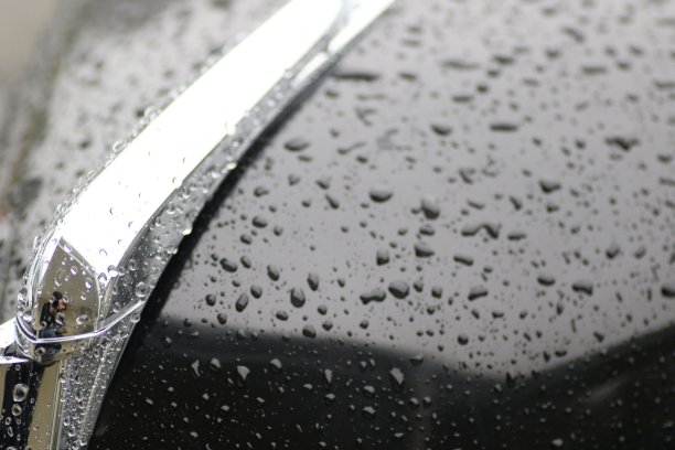 雨滴落在金属表面图片下载