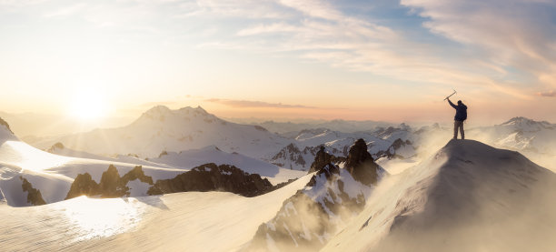 爱冒险的徒步旅行者站在冰峰上，背景是岩石山脉。冒险合成。3d渲染岩石。加拿大卑诗省风景图片。日落天空。3D插图图片下载