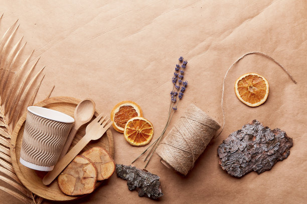 环保，零浪费背景。天然餐具，树皮树，干橘子上的工艺纸。可持续、无塑料的生活方式。本空间图片下载