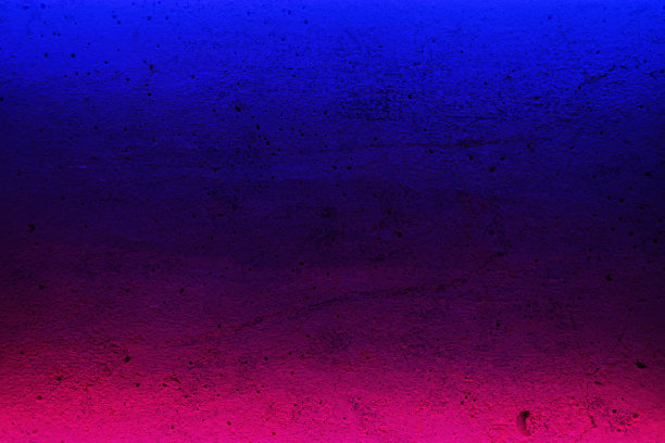 现代未来主义的霓虹灯在旧的垃圾水泥墙房间背景。三维渲染图片下载