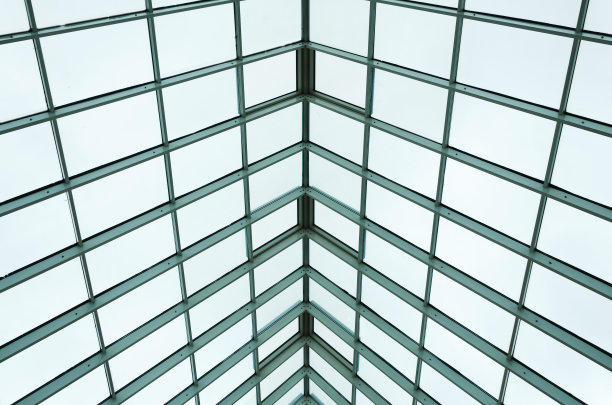 现代建筑的屋顶。玻璃和金属结构。抽象的建筑背景图片下载