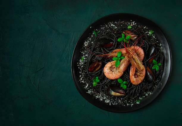 海鲜黑意面，虾贻贝意面，俯视图，自制，没有人，图片下载