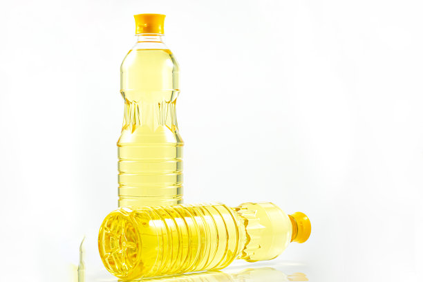 瓶子与天然葵花籽油在白色的背景。植物油，塑料瓶装植物油图片下载
