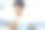 一位女设计师的特写照片是一位女裁缝，笑容灿烂，手里拿着写字板和笔，从事服装设计。织造工业用卷尺。旁边有一台缝纫机在工作。图片下载