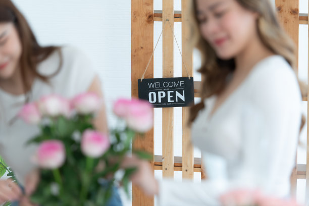 美丽的亚洲女人给她的朋友一束玫瑰。图片下载