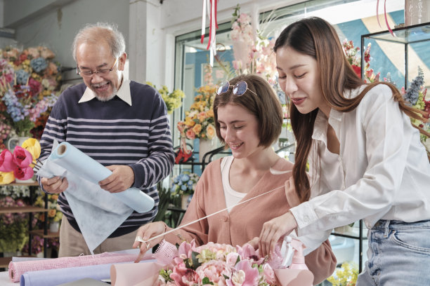 花店团队在花店里摆放了一束鲜花。图片下载