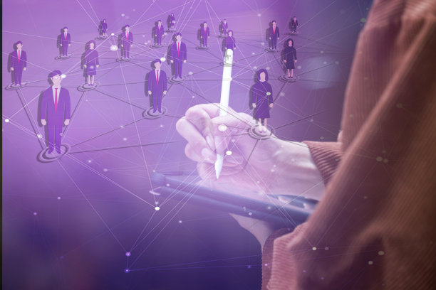 在大学平板电脑上的思考策略工作概念，近距离观察亚洲男性手持智能手机和使用智能笔技术在便携式平板电脑上书写。数字学生手图片下载