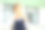 棕色头发的女孩在回家的路上吃着自制的三明治图片下载