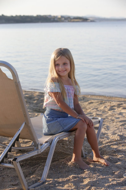 可爱的5岁女孩在海边享受白天图片下载