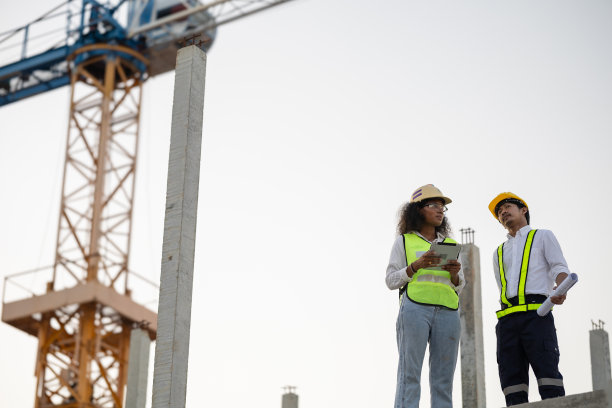 渐进式建设项目管理与工程师和平板电脑-蓝图规划和现场专业知识图片下载
