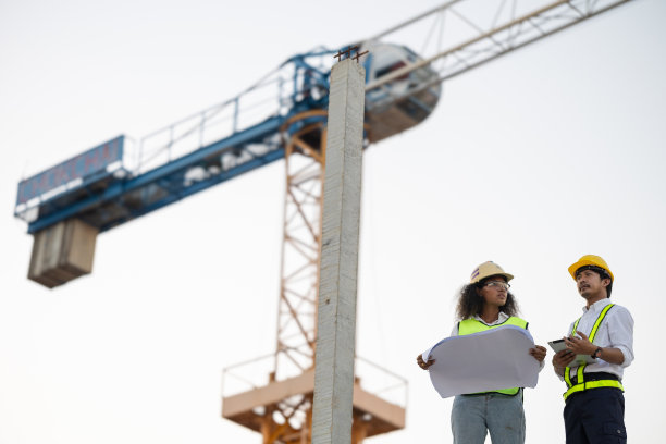 渐进式建设项目管理与工程师和平板电脑-蓝图规划和现场专业知识图片下载