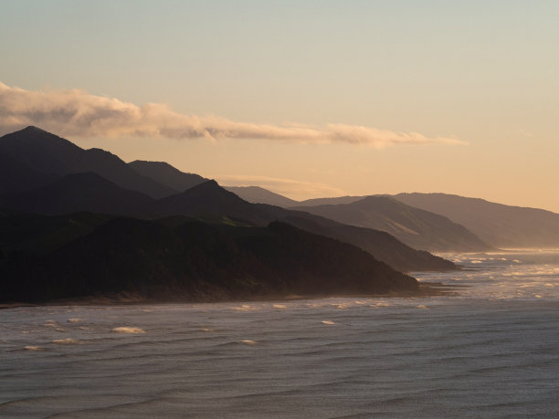 五彩缤纷的天空日出的山剪影分层海滨小山城堡点，新西兰惠灵顿图片下载