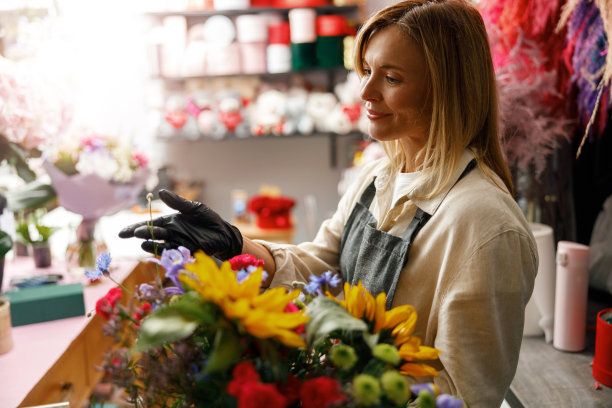 花店里的专业花匠为节日制作花束。家花生意图片下载
