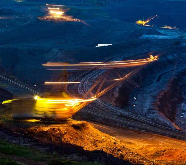 挖掘机在夜间工作。图片下载