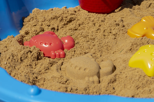 孩子们用塑料模具在沙盒中创造不同的动物和形状图片下载