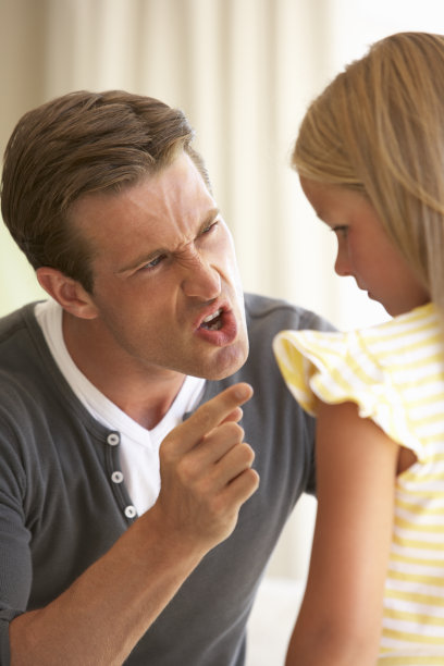 父亲训斥女儿图片下载