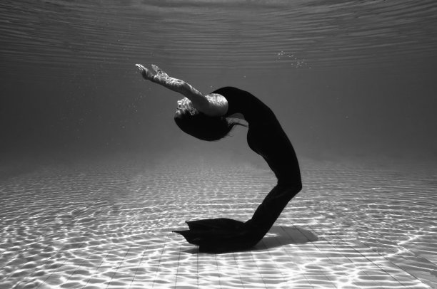 黑色的美人鱼图片下载