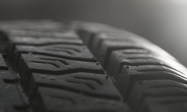 汽车轮胎与水滴的细节，微距照片，天气概念，自由空间的文字。图片下载