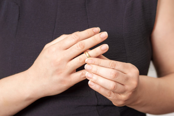 一个女人摘下了她的结婚戒指图片下载