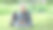 一个沉思的九岁女孩，一个女学生，坐在公园的草地上。她手里拿着智能手机，沉思着。图片下载