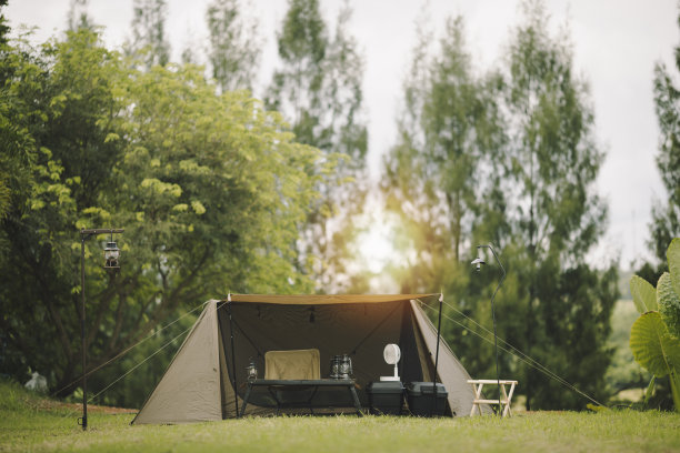森林营地中的游客帐篷图片下载