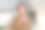 腰部以上肖像的看法，一个美丽的亚洲黑发女孩站在与一杯咖啡在她的手在厨房和微笑图片下载