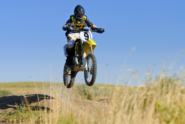 骑越野自行车的年轻人图片下载