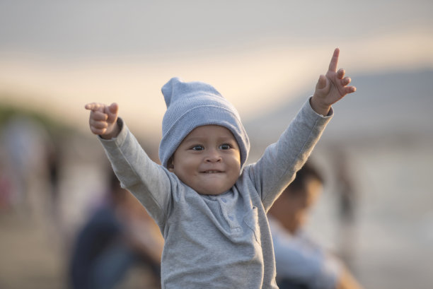 亚洲孩子微笑着，快乐着图片下载